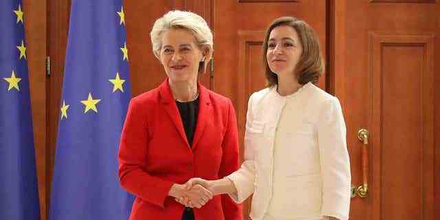 Die Präsidentin der Europäischen Kommission, Ursula von der Leyen, links, schüttelt der moldawischen Präsidentin Maia Sandu nach einer gemeinsamen Pressekonferenz am 10. November 2022 in Chisinau, Moldawien, die Hand.