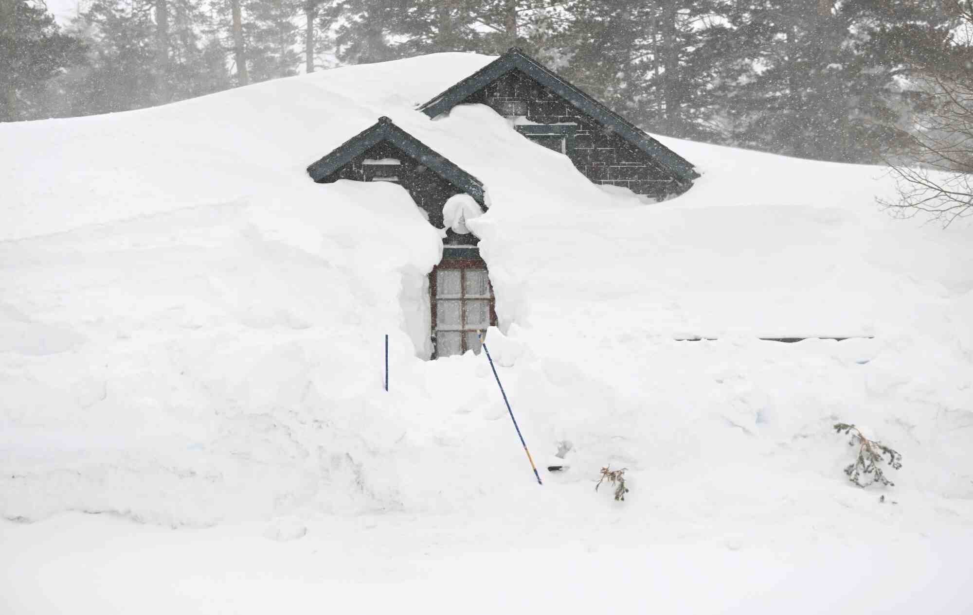 Eine im Schnee begrabene Hütte in der Tamarack Lodge in Mammoth Lakes.