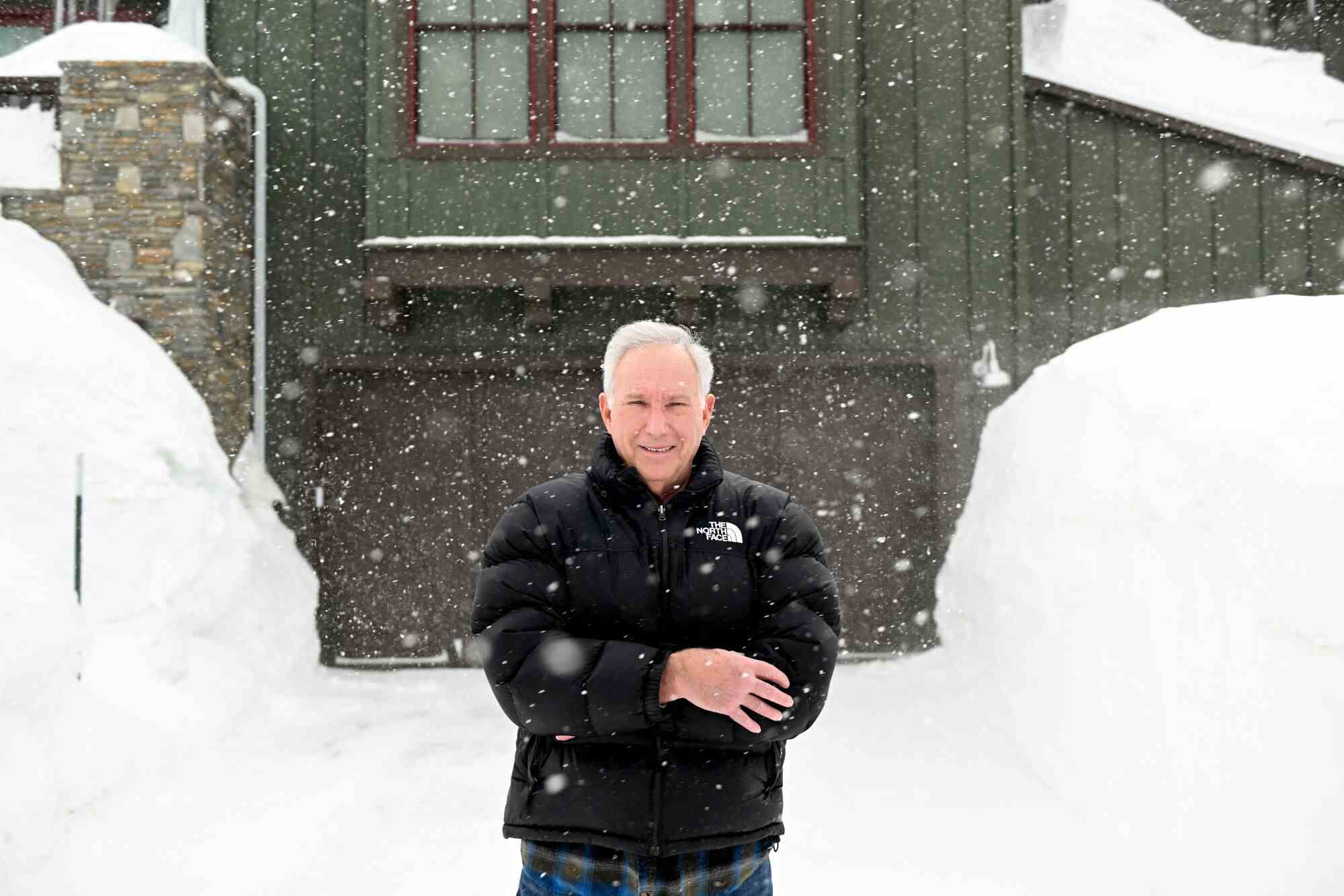 Der lokale Meteorologe Howard Scheckter steht vor seinem Haus in Mammoth Lakes.