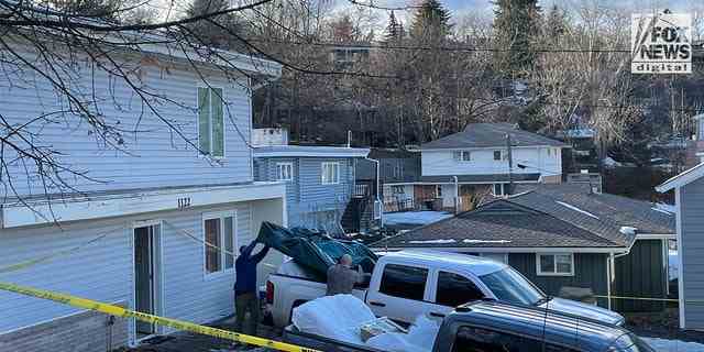 Personen entfernen Gegenstände, darunter eine Matratze mit potenziellen Blutflecken, aus dem Haus, in dem vier Studenten der University of Idaho ermordet wurden.