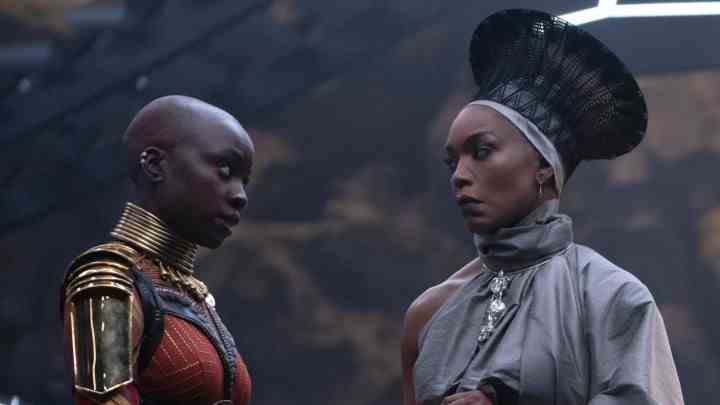 Danai Gurira und Angela Bassett starren sich in einer Szene aus Black Panther: Wakanda Forever intensiv an.