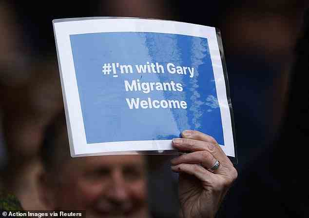 Leicester-Fans im King Power-Stadion machten ihre Unterstützung für den erfahrenen Moderator bekannt