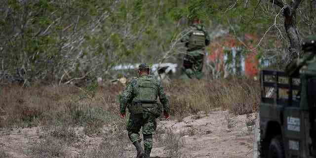 Militärangehörige gehen am Tatort spazieren, wo die Behörden die Leichen von zwei von vier Amerikanern fanden, die von bewaffneten Männern entführt wurden, in Matamoros, Mexiko, 7. März 2023. 