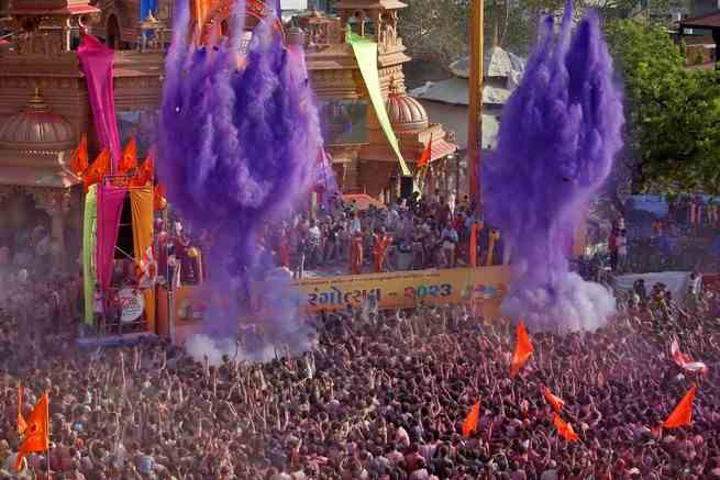 Hinduistische Anhänger feiern Holi am 7. März 2023 in einem Tempel in Salangpur.
