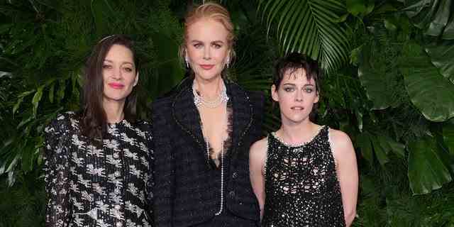 Marion Cotillard, Nicole Kidman und Kristen Stewart posierten gemeinsam für ein Foto beim Abendessen von Chanel und Charles Finch.