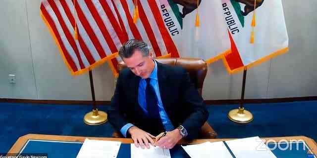Dieses Bild, das aus einem Video des Büros des Gouverneurs stammt, zeigt, wie der kalifornische Gouverneur Gavin Newsom am 30. September 2020 in Sacramento ein Gesetz unterzeichnet, das eine Task Force einrichtet, die Empfehlungen ausarbeitet, wie schwarzen Amerikanern Wiedergutmachung geleistet werden kann. Calif.