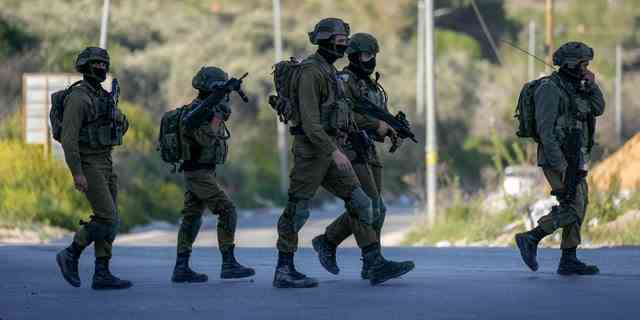 Israelische Streitkräfte erschossen drei palästinensische bewaffnete Männer, die nahe der Stadt Nablus im Westjordanland das Feuer auf Truppen eröffneten. 
