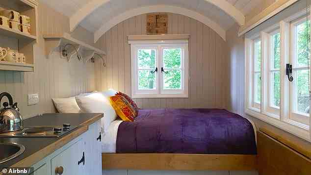 In dieser Schäferhütte befindet sich ein Doppelbett, ein Hobbit-Herd, eine Kompost-/wasserlose Toilette, eine Dusche und eine Küchenzeile