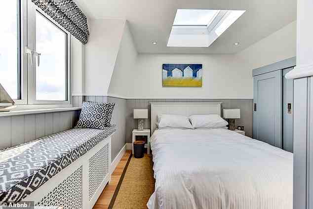 Diese Ein-Zimmer-Mietwohnung am Meer verfügt über ein Schlafzimmer mit Doppelbett und ein eigenes Duschbad