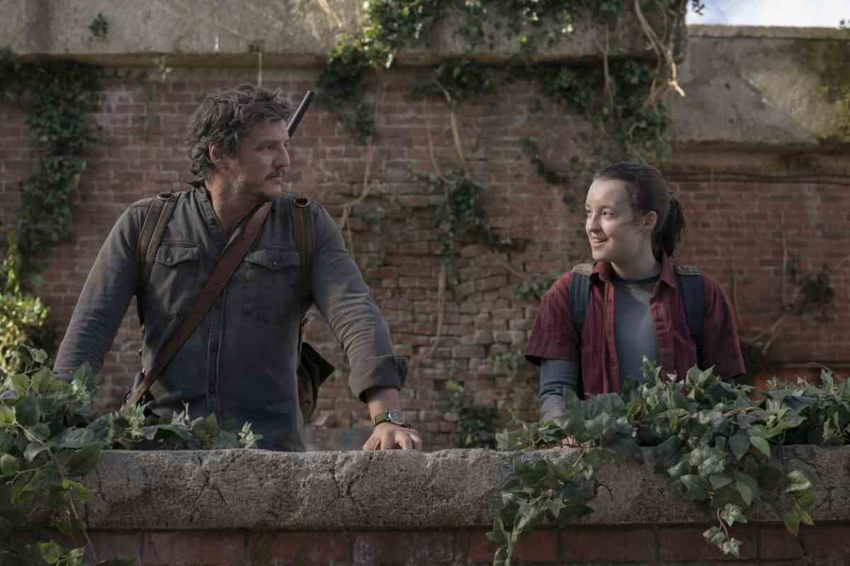 Ein Mann und ein junges Mädchen lächeln sich auf einem Dach an.