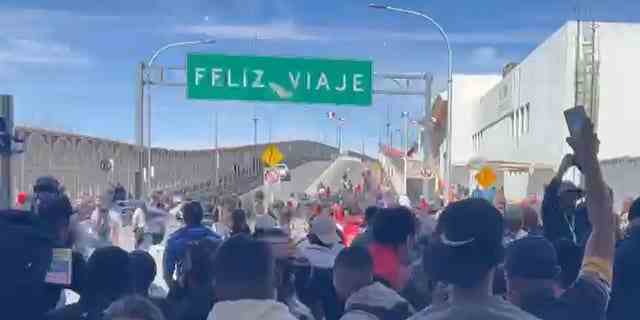 Eine Gruppe von Migranten stürmte am Sonntag über eine Brücke, die Mexiko mit El Paso, Texas, verbindet.