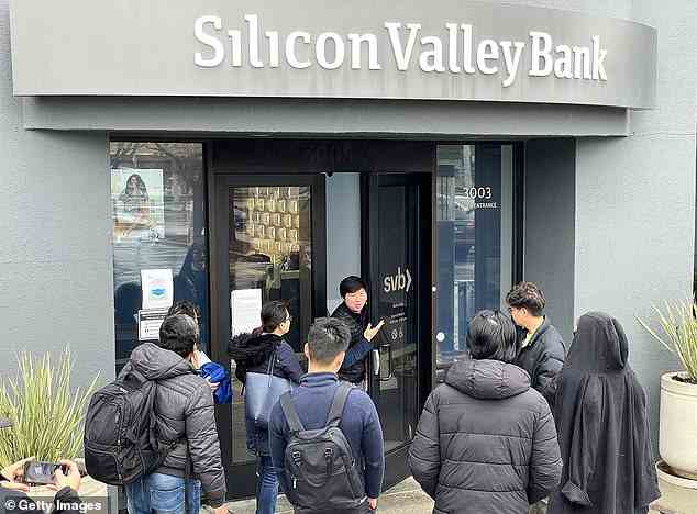 Ein Arbeiter (Mitte) teilt den Leuten mit, dass der Hauptsitz der Silicon Valley Bank am Freitag geschlossen ist, nachdem die Bank von den Aufsichtsbehörden geschlossen und ihre Vermögenswerte von der FDIC beschlagnahmt wurden
