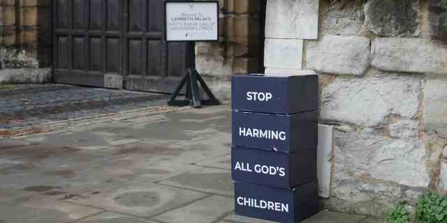 Kisten mit Petitionen, die gegen die Transgender-Richtlinien der Church of England für Schulen protestieren, wurden am 12. Dezember 2022 im Lambeth Palace, dem Londoner Hauptquartier des Erzbischofs von Canterbury, Justin Welby, abgesetzt.
