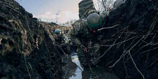 Ukrainische Soldaten schützen sich in einem Graben während des russischen Beschusses in der Nähe von Bachmut, Ukraine, 5. März 2023.