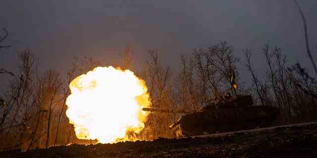 Ein ukrainischer Panzer schießt am 8. März 2023 auf russische Stellungen an der Front in der Nähe von Bachmut, Ukraine.