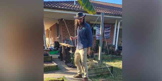 Schlangenfänger Kane Durrant steht in einem Haus in Sydney, Australien, neben Haufen ausgebrüteter östlicher brauner Schlangeneier