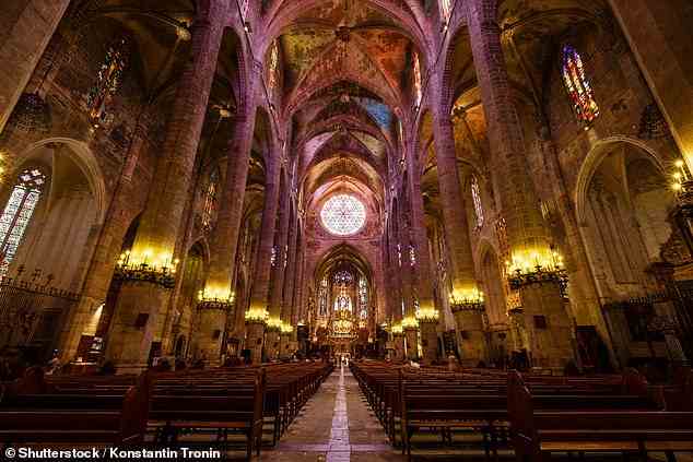 Oben ist das Innere der Kathedrale La Seu aus dem 13. Jahrhundert zu sehen.  Harriet genießt den Blick auf die „hohen Türme“, die sich über die Skyline von Palma erheben