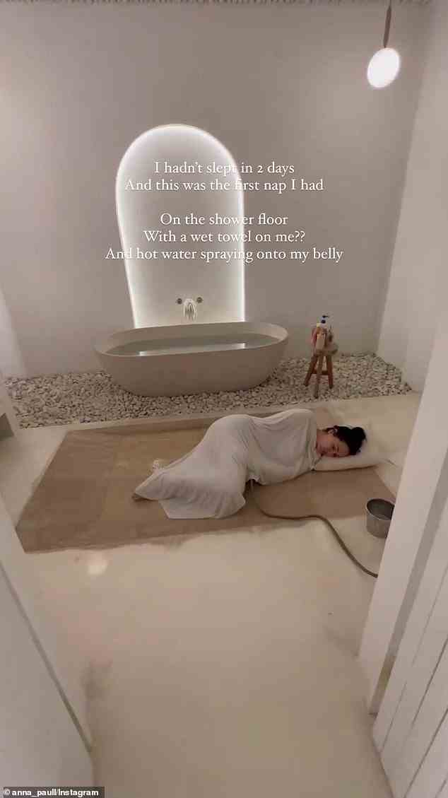 Anna konnte zwei Tage lang nicht schlafen und schaffte es schließlich, ein Nickerchen zu machen, nachdem sie sich mit einem nassen Handtuch auf dem Bauch auf den Badezimmerboden gelegt und heißes Wasser über sie gegossen hatte