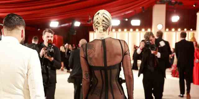 Das schwarze Kleid war frisch vom Laufsteg, wo Gigi Hadid das Stück auf der Paris Fashion Week debütierte.