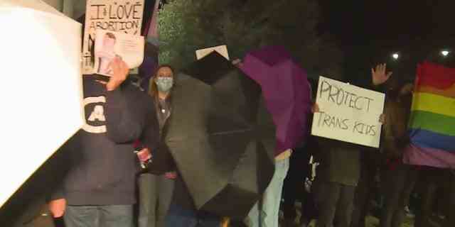 Demonstranten hielten Schilder und versuchten, eine Veranstaltung zu stören, bei der der Gründer von Turning Point USA, Charlie Kirk, am 14. März 2023 an der University of California, Davis, stattfand.