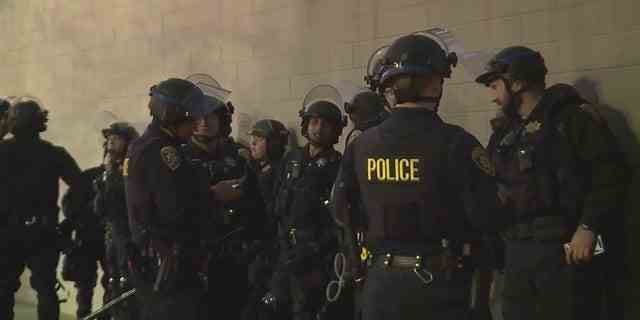 Polizeibeamte stoppen Unruhen vor einem Veranstaltungsort an der UC Davis, wo Demonstranten versuchten, eine Redeveranstaltung zu stoppen. 