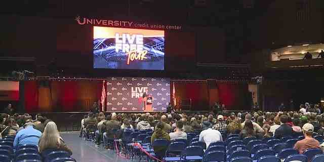 Etwa 500 Menschen nahmen am 14. März 2023 an einer Rede des Gründers von Turning Point USA, Charlie Kirk, an der UC Davis teil.