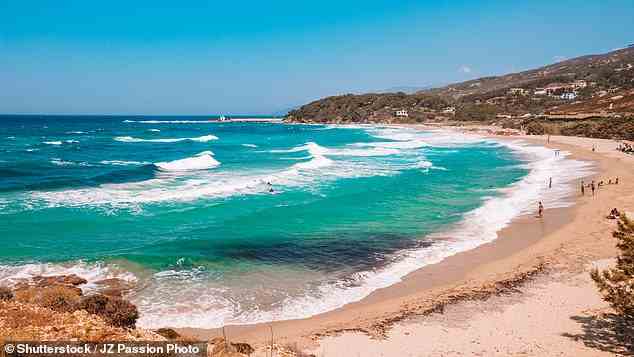 Oben ist der atemberaubende Gialiskari-Strand von Ikaria.  Das Problem der Piraterie auf der Insel stammt aus dem 1. Jahrhundert v