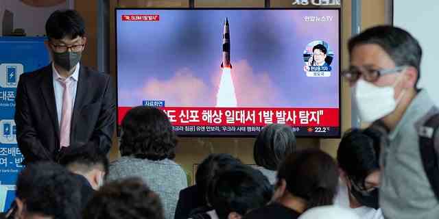 Während einer Nachrichtensendung am Bahnhof Seoul in Südkorea sehen Menschen einen Fernseher, auf dem ein Dateibild eines nordkoreanischen Raketenstarts zu sehen ist.
