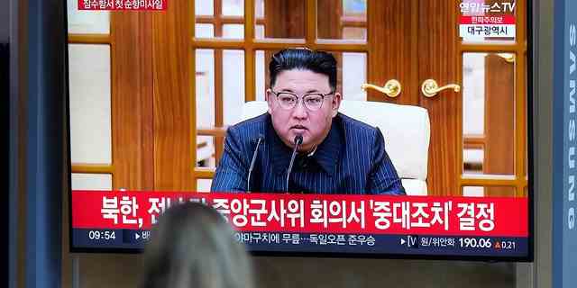 Ein Fernsehbildschirm zeigt ein Bild des nordkoreanischen Machthabers Kim Jong Un am Bahnhof Seoul in Südkorea.