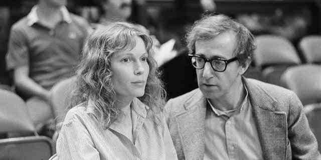 Mia Farrow war mehr als zehn Jahre mit Woody Allen zusammen.  Später heiratete er ihre Adoptivtochter.