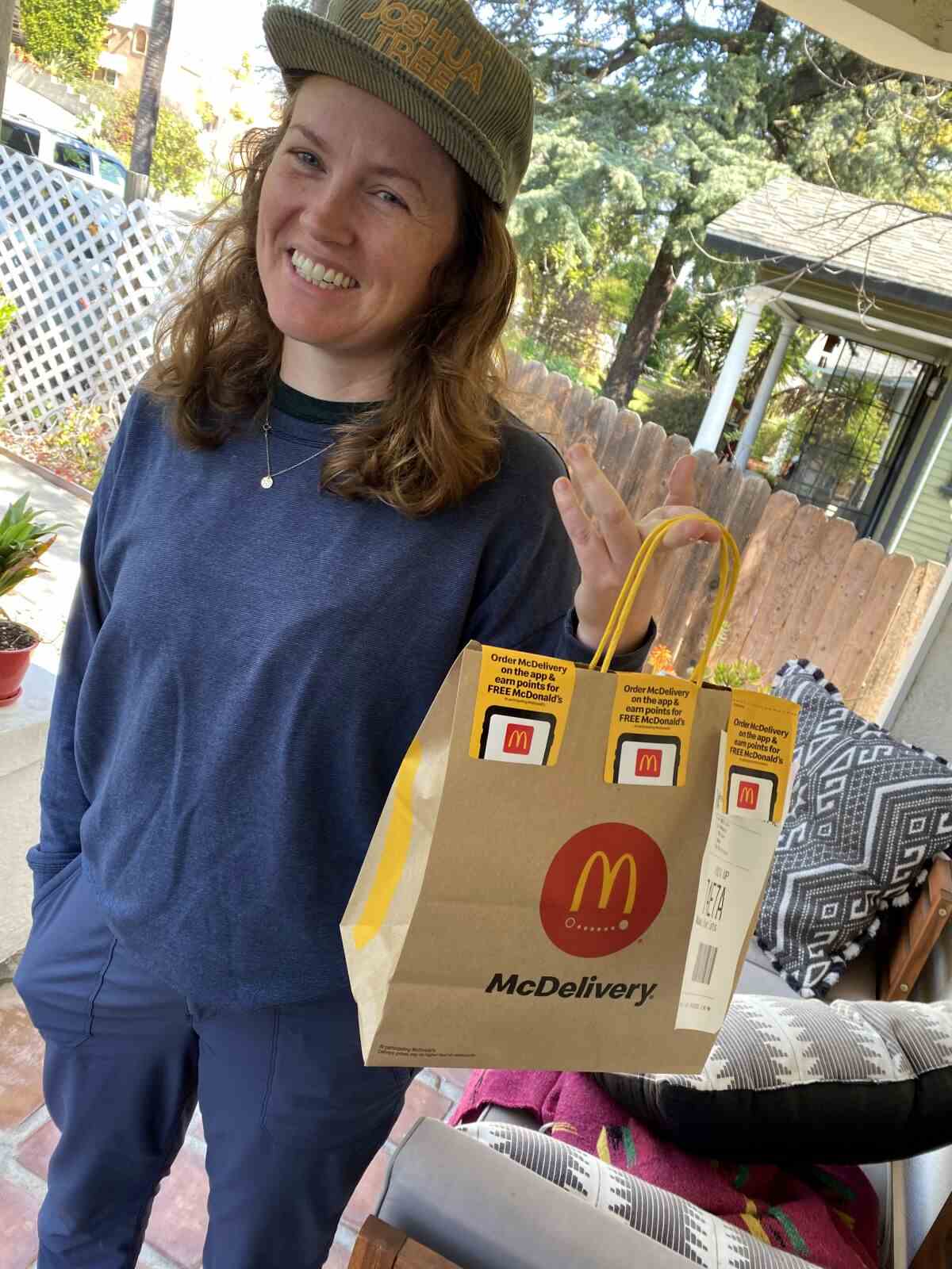 Eine Frau hält eine Tüte mit McDonald's-Essen