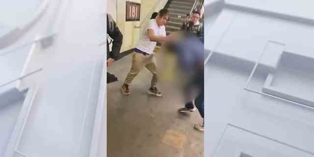Screenshot des viralen Videos eines 15-jährigen autistischen Jungen, der von einer Gruppe Teenager in einer U-Bahnstation in New York angegriffen wird.
