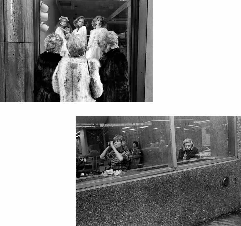 Offset-Diptychon.  Links: Drei Frauen in Pelzen mit dem Rücken zur Kamera schauen auf ein Schaufenster.  Rechts: Durch ein Fenster gesehen, sitzt eine junge Frau, die sich schminkt, neben einer älteren Frau, die in die Kamera starrt.