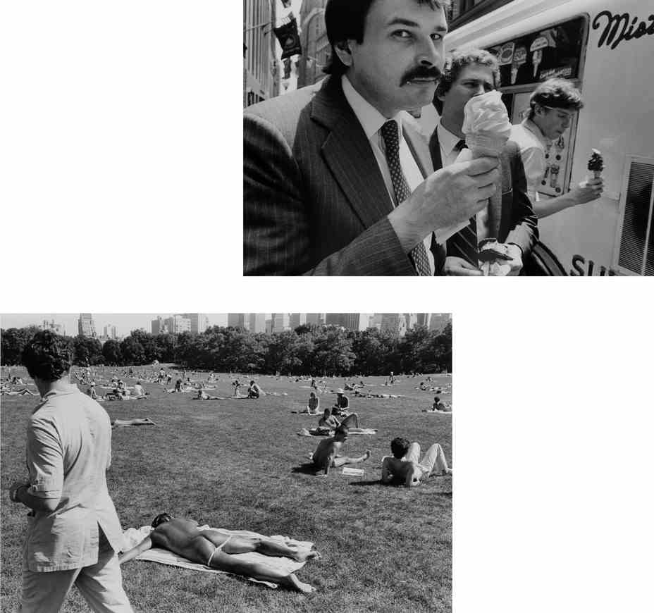 Offset-Diptychon: Rechts: Männer in Anzügen essen Softeis aus einem Lastwagen.  Links: Ein Mann in einem Park geht an einem Sonnenanbeter vorbei, der mit dem Gesicht nach unten liegt und seinen Anzug bis unter den Hintern gezogen hat