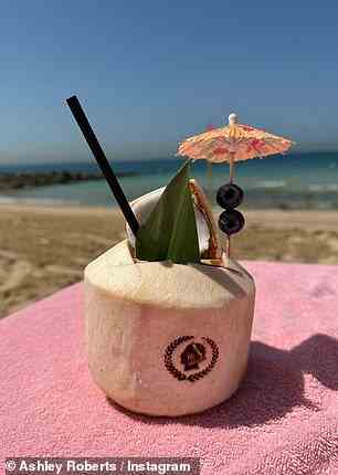 Strandleben: Ashley nippte auch an einer Kokosnuss in der Sonne