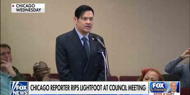 Der Reporter William Kelly ruft die Bürgermeisterin von Chicago, Lori Lightfoot, bei einer Stadtratssitzung an. 