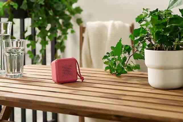 Ikea Vappeby tragbarer wasserdichter Bluetooth-Lautsprecher in Rot.