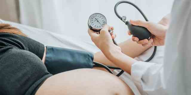 Eine schwangere Frau wird während einer Untersuchung gezeigt.  Herzkrankheiten sind die Hauptursache für Müttersterblichkeit in den USA