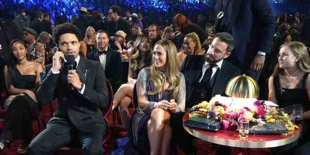 Ben Affleck gab zu, dass er vermeiden wollte, Teil eines Grammy-Sketches zu sein.  Er und Jennifer Lopez wurden für ihre Interaktion viral, die Affleck anrief "eine Mann-und-Frau-Sache."