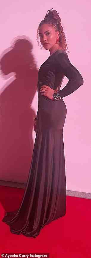 Wow!  Die 33-jährige Frau von NBA-Star Stephen Curry, 35, sah in einem tiefen schwarzen Kleid schlanker denn je aus
