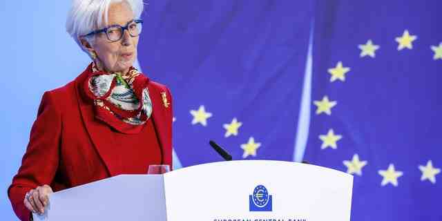 Christine Lagarde, die Präsidentin der Europäischen Zentralbank (EZB), spricht am Donnerstag mit Reportern in Frankfurt, Deutschland.  Die EZB versicherte den Verbrauchern zuvor, dass die "Der Bankensektor im Euroraum ist widerstandsfähig und verfügt über eine starke Kapital- und Liquiditätsposition."
