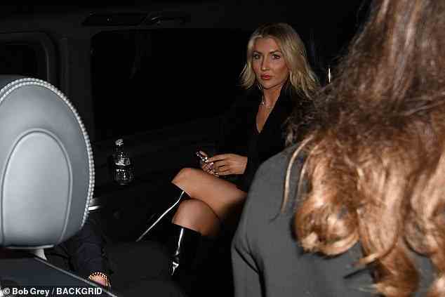 Bereit fürs Bett: Kate wartete geduldig auf Liam auf der Rückseite eines Taxis