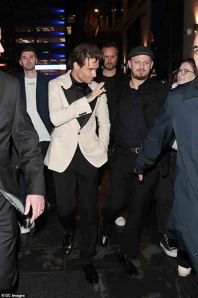 Empfang: Liam winkte den Fans zu, als er die Cineworld-Premiere verließ