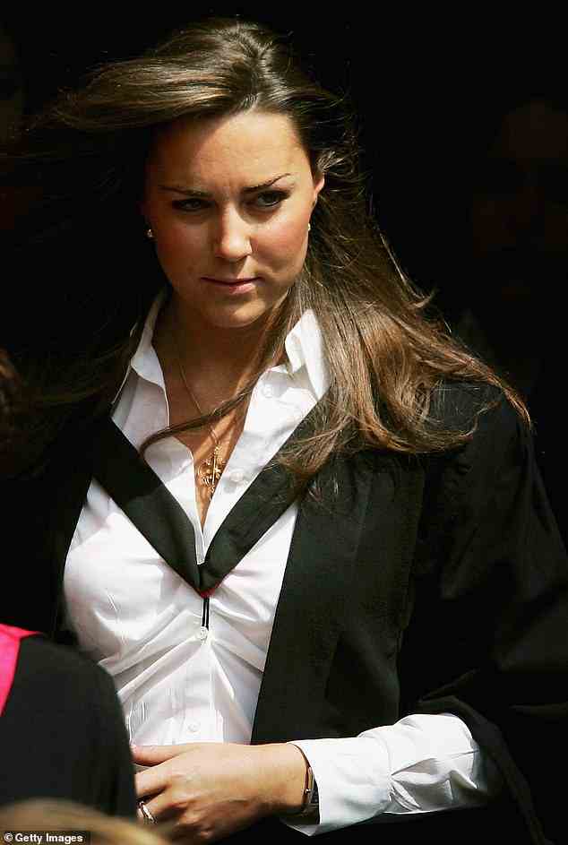 Kate Middleton – die zuvor zugegeben hat, dass sie eine „schreckliche“ Kellnerin war – wurde bei ihrer Abschlussfeier im Juni 2005 abgebildet