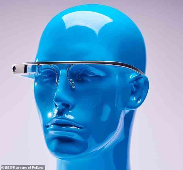 Google Glass kam 2012 für 1.500 US-Dollar auf den Markt, fiel jedoch aufgrund von Datenschutz-, Rechts- und Sicherheitsbedenken flach.  Googled beendete den Verkauf im Jahr 2015