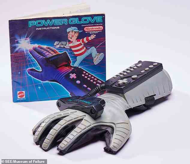 Der Power Glove, der 1989 für 100 US-Dollar auf den Markt kam, war ein Virtual-Reality-Gaming-Controller für das Entertainment System (NES).  Es funktionierte jedoch nicht wirklich und wurde fünf Monate später eingestellt