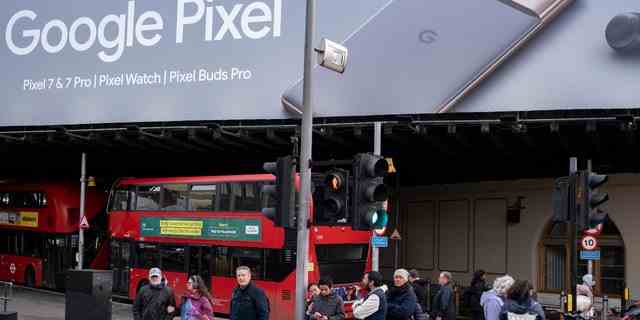 Eine groß angelegte Werbung für Google Pixel 7 außerhalb der London Bridge Station am 17. November 2022 in London, Vereinigtes Königreich. 