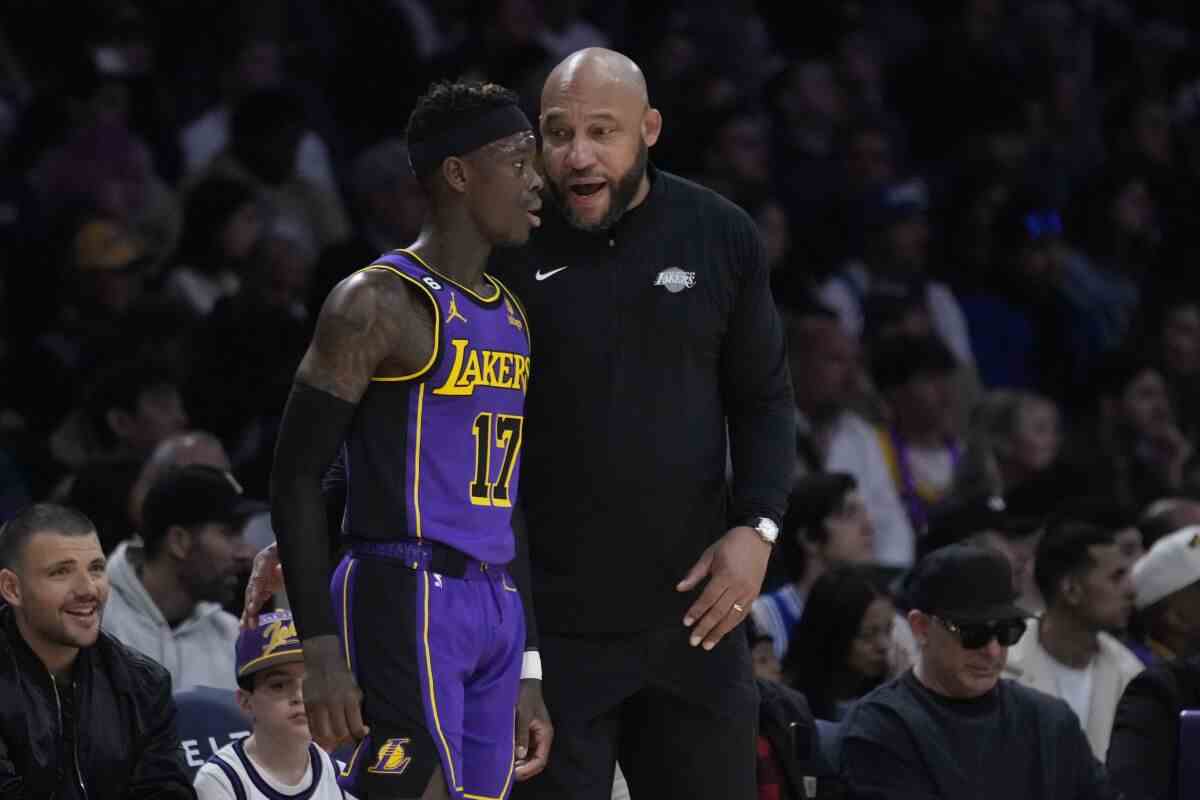 Lakers-Trainer Darvin Ham (rechts) spricht in der ersten Freitagshälfte mit Guard Dennis Schroder.