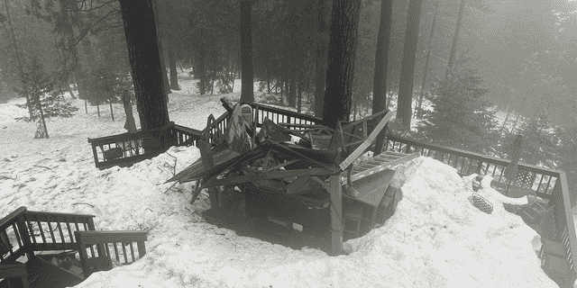 Der Gartenpavillon von Piage Renfro stürzte am 24. Februar 2023 durch den Schneesturm in Crestline, Kalifornien, ein.