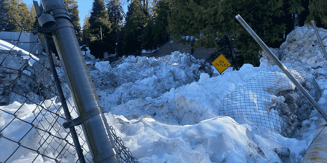 Der übrig gebliebene Schnee eines seltenen Schneesturms in Südkalifornien ist so hoch wie ein "keine Steckdose" Straßenschild, drei Wochen später.